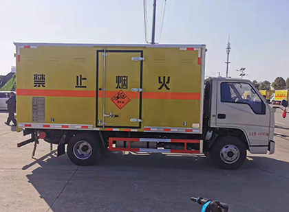华容爆破器材运输车工人安全操作规范与智能技术保障